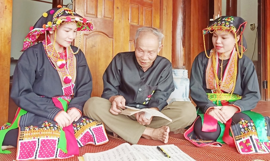Ông Bàn Văn Cường, Nghệ nhân Ưu tú, dân tộc Dao, ở thị trấn Tây Yên Tử (huyện Sơn Động) truyền dạy chữ Dao cho thế hệ trẻ. (Ảnh: ST) Ông Bàn Văn Cường, Nghệ nhân Ưu tú, dân tộc Dao, ở thị trấn Tây Yên Tử (huyện Sơn Động) truyền dạy chữ Dao cho thế hệ trẻ. (Ảnh: ST)