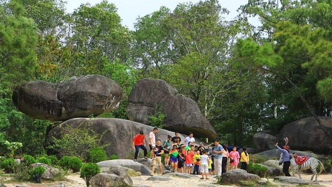Khi đến với hòn Trống Mái trên dãy núi Trường Lệ ở Sầm Sơn du khách đều lưu lại những bức ảnh kỷ niệm