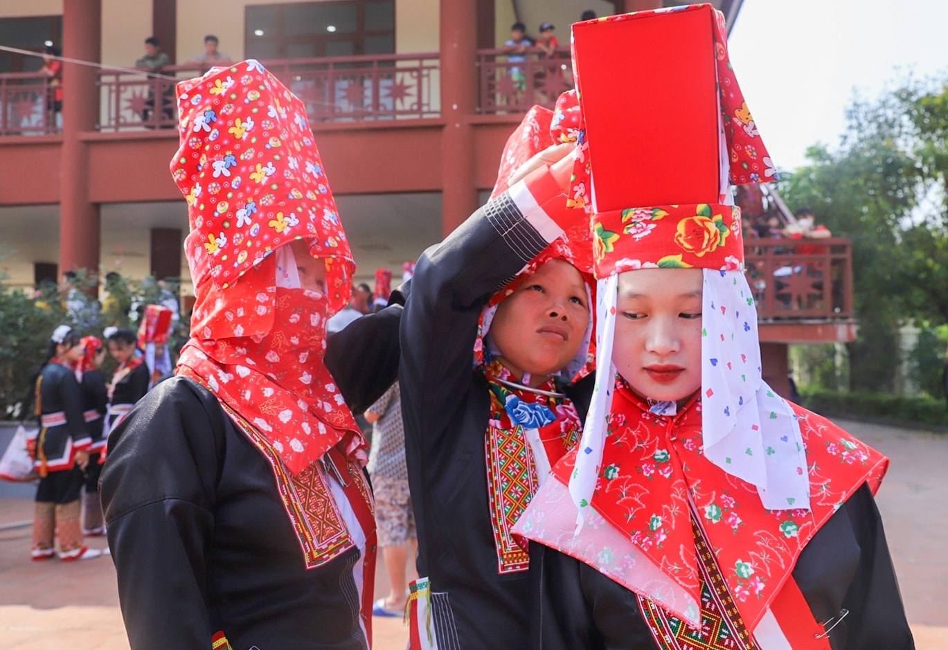 Các cô gái Dao Thanh Phán xúng xính trang phục trong Ngày hội Kiêng gió Các cô gái Dao Thanh Phán xúng xính trang phục trong Ngày hội Kiêng gió