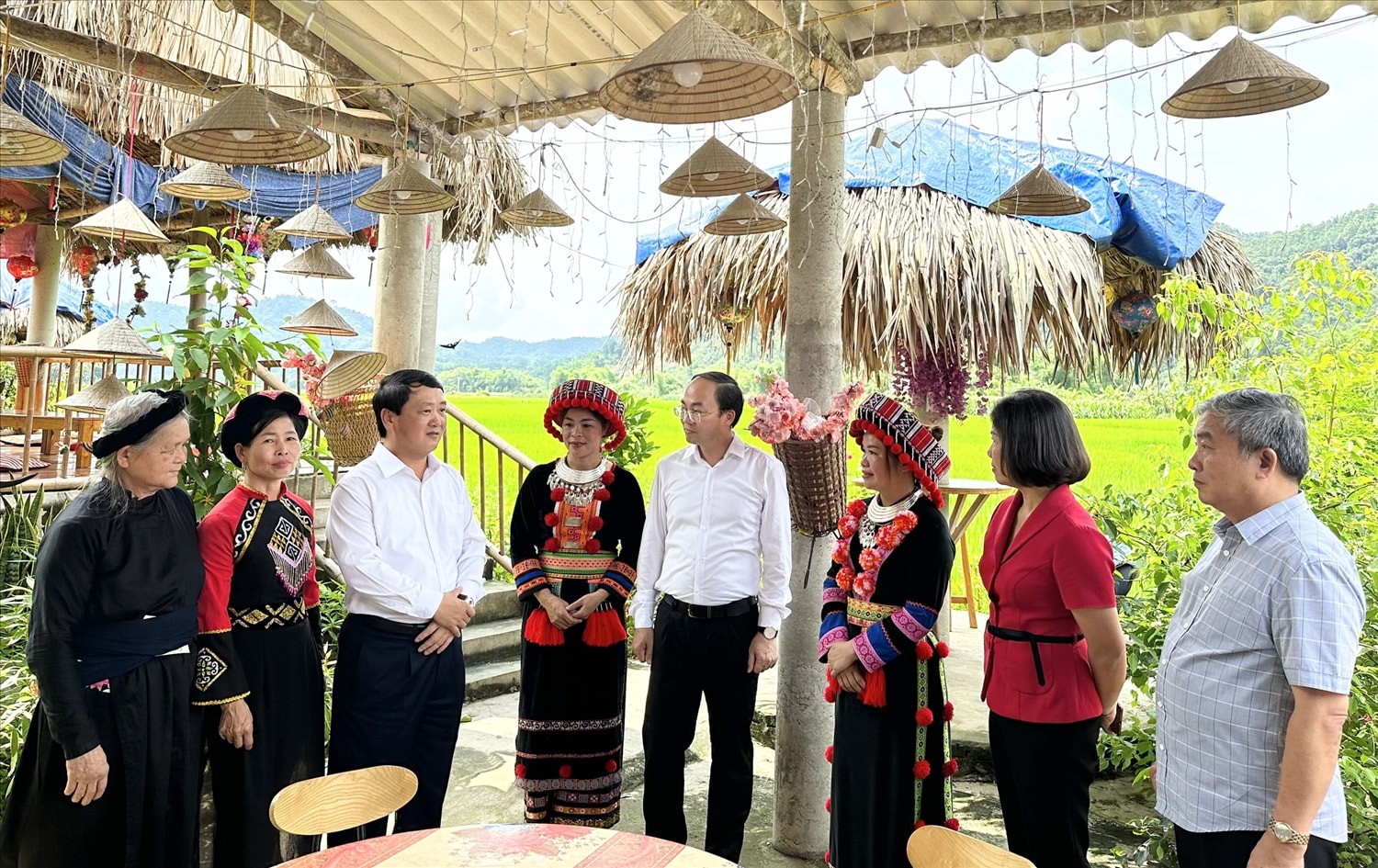 Bộ trưởng, Chủ nhiệm Uỷ ban Dân tộc Hầu A Lềnh trò chuyện, động viên đồng bào DTTS giữ gìn bản sắc văn hóa dân tộc; nỗ lực phát triển kinh tế, vươn lên làm giàu (tháng 5/2023 tại huyện Bạch Thông, tỉnh Bắc Kạn) Bộ trưởng, Chủ nhiệm Uỷ ban Dân tộc Hầu A Lềnh trò chuyện, động viên đồng bào DTTS giữ gìn bản sắc văn hóa dân tộc; nỗ lực phát triển kinh tế, vươn lên làm giàu (tháng 5/2023 tại huyện Bạch Thông, tỉnh Bắc Kạn)