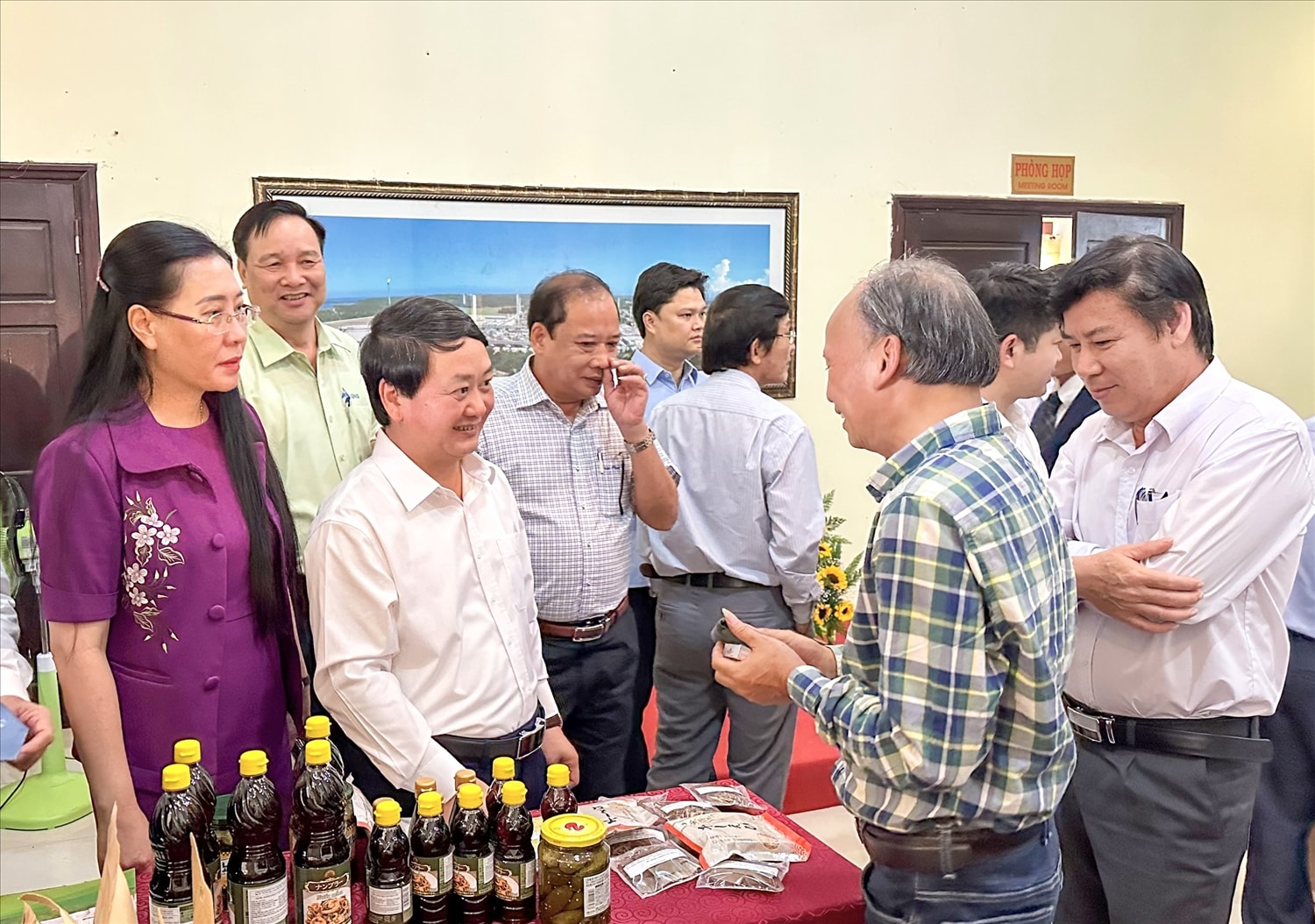 Bộ trưởng, Chủ nhiệm Uỷ ban Dân tộc Hầu A Lềnh và Bí thư Tỉnh ủy Quảng Ngãi Bùi Thị Quỳnh Vân tham quan các gian hàng giới thiệu sản phẩm tại Hội nghị thu hút đầu tư vùng đồng bào DTTS tỉnh Quảng Ngãi (tháng 4/2023) Bộ trưởng, Chủ nhiệm Uỷ ban Dân tộc Hầu A Lềnh và Bí thư Tỉnh ủy Quảng Ngãi Bùi Thị Quỳnh Vân tham quan các gian hàng giới thiệu sản phẩm tại Hội nghị thu hút đầu tư vùng đồng bào DTTS tỉnh Quảng Ngãi (tháng 4/2023)