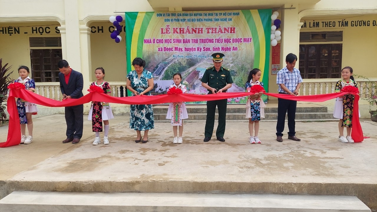 Đại diện Bộ Chỉ huy BĐBP Nghệ An, nhà tài trợ và trường học cắt băng khánh thành khánh thành và bàn giao công trình nhà ở bán trú cho học sinh trường Tiểu học Đoọc Mạy, huyện Kỳ Sơn