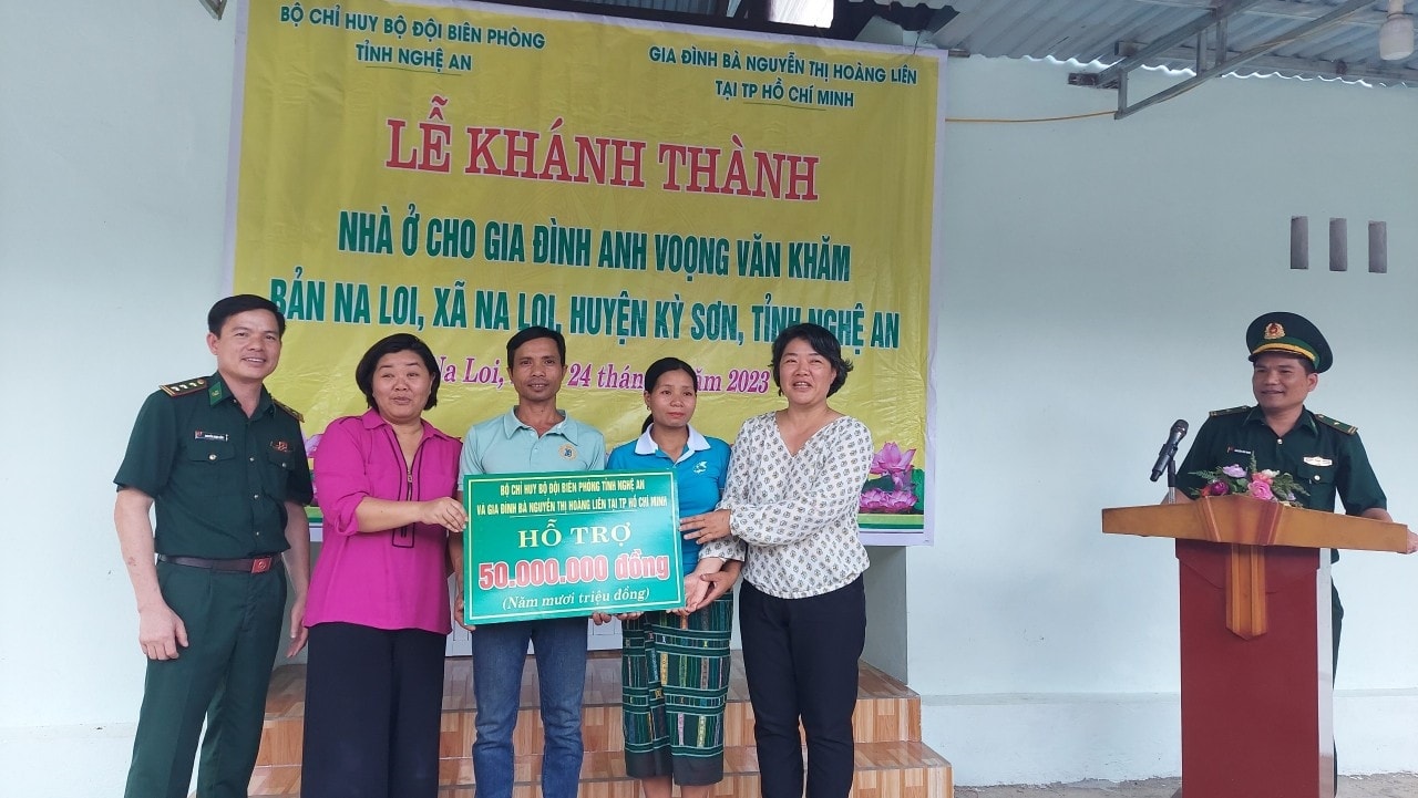 Bộ chỉ huy BĐBP tỉnh phối hợp nhà tài trợ khánh thành nhà ở cho anh Vọng Văn Khăm, ở bản Na Loi, xã Na Loi, huyện Kỳ Sơn.