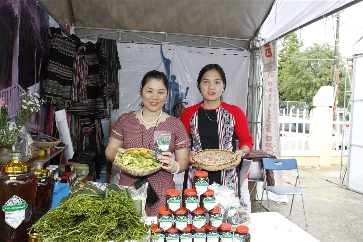 Miền núi Quảng Ngãi với nhiều sản phẩm địa phương giúp các bạn trẻ khởi nghiệp Miền núi Quảng Ngãi với nhiều sản phẩm địa phương giúp các bạn trẻ khởi nghiệp