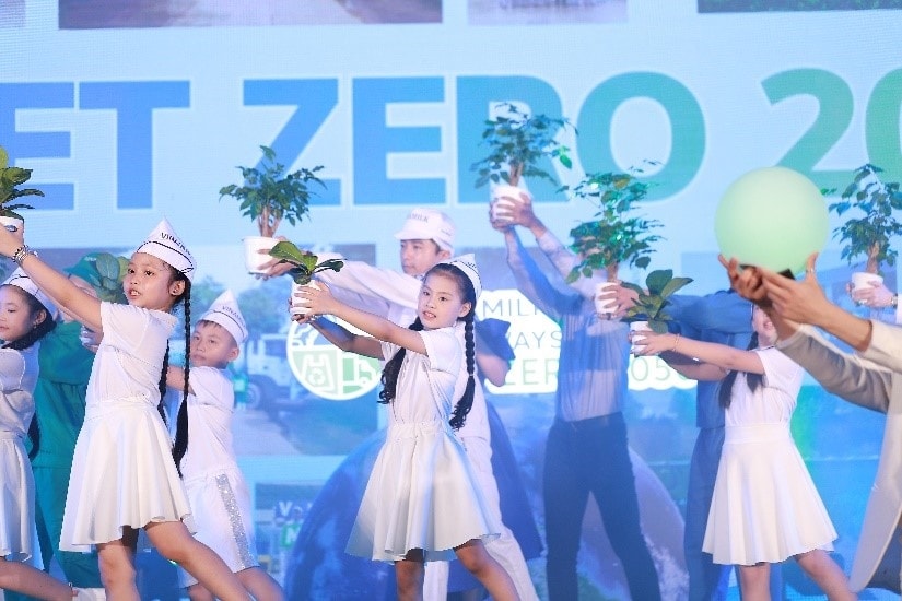 Các nhân viên nhà máy và trang trại cùng tham gia tiết mục biểu diễn bài hat Heal the world với các em thiếu nhi, thể hiện sự đồng lòng cho mục tiêu Net Zero vì một trái đất tươi đẹp, bền vững hơn
