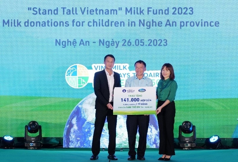 Đại diện Quỹ bảo trợ trẻ em Việt Nam và nhà máy sữa Vinamilk Nghệ An trao tặng sữa cho Quỹ bảo trợ trẻ em tỉnh  Nghệ An 