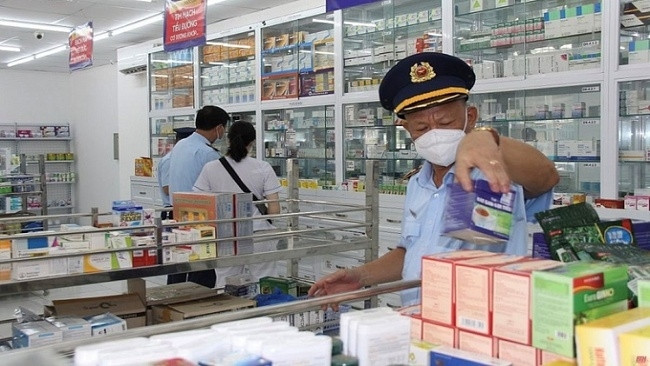Lực lượng chức năng kiểm tra, xử lý các quầy thuốc không đảm bảo quy định