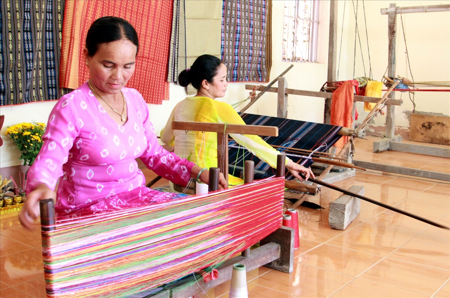 Các nghệ nhân làng Mỹ Nghiệp bảo tồn và phát triển nghề dệt thổ cẩm truyền thống của đồng bào Chăm Các nghệ nhân làng Mỹ Nghiệp bảo tồn và phát triển nghề dệt thổ cẩm truyền thống của đồng bào Chăm