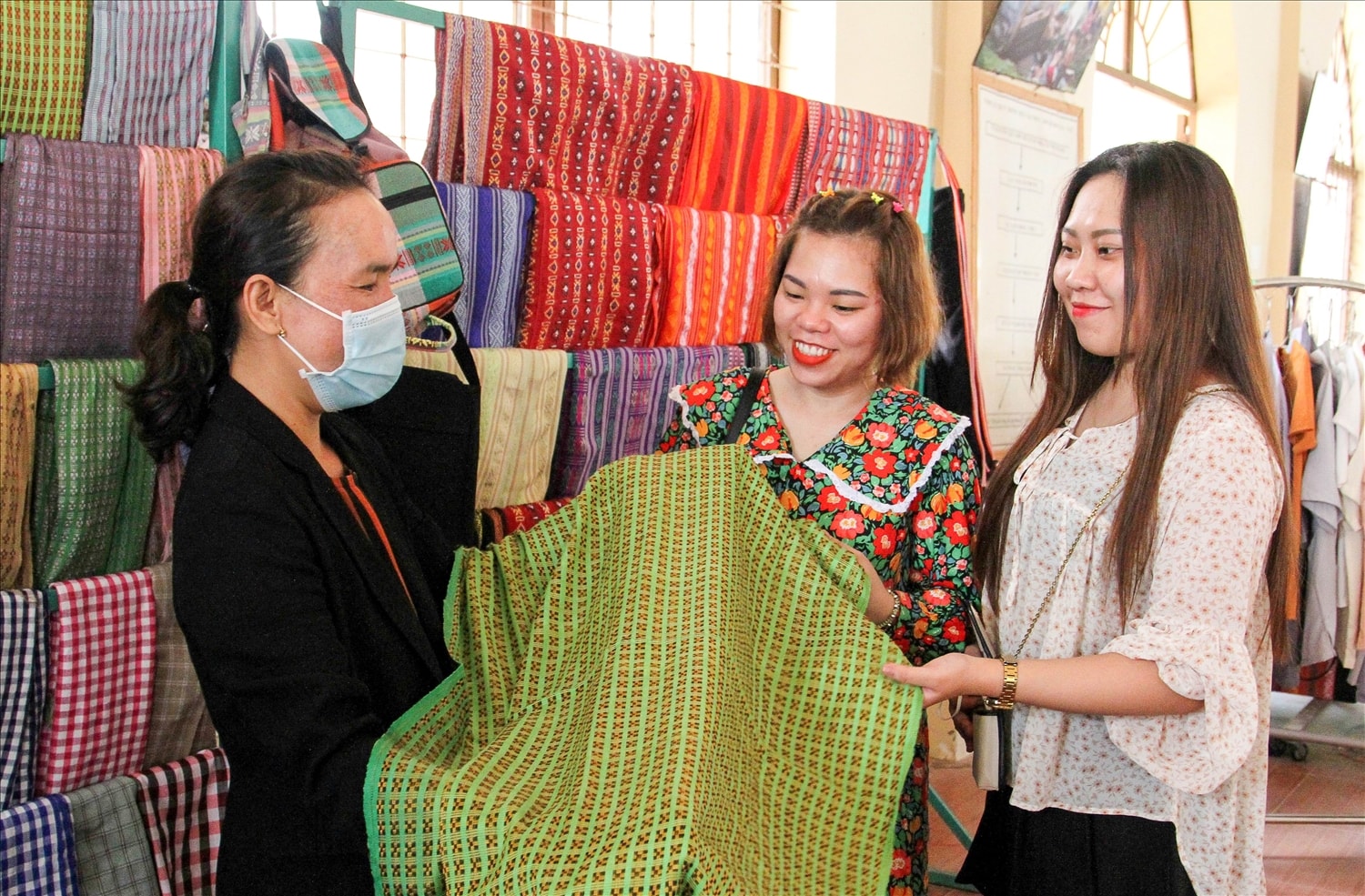 Du khách thích thú với nét đẹp hoa văn độc đáo thổ cẩm của Mỹ Nghiệp. Du khách thích thú với nét đẹp hoa văn độc đáo thổ cẩm của Mỹ Nghiệp.