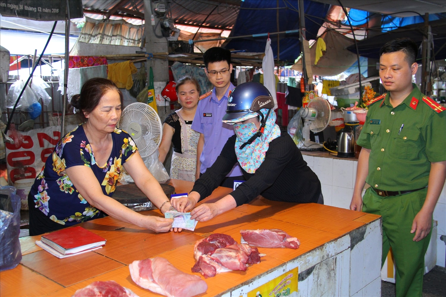 Cơ quan chức năng tiến hành thực nghiệm tại hiện trường Cơ quan chức năng tiến hành thực nghiệm tại hiện trường