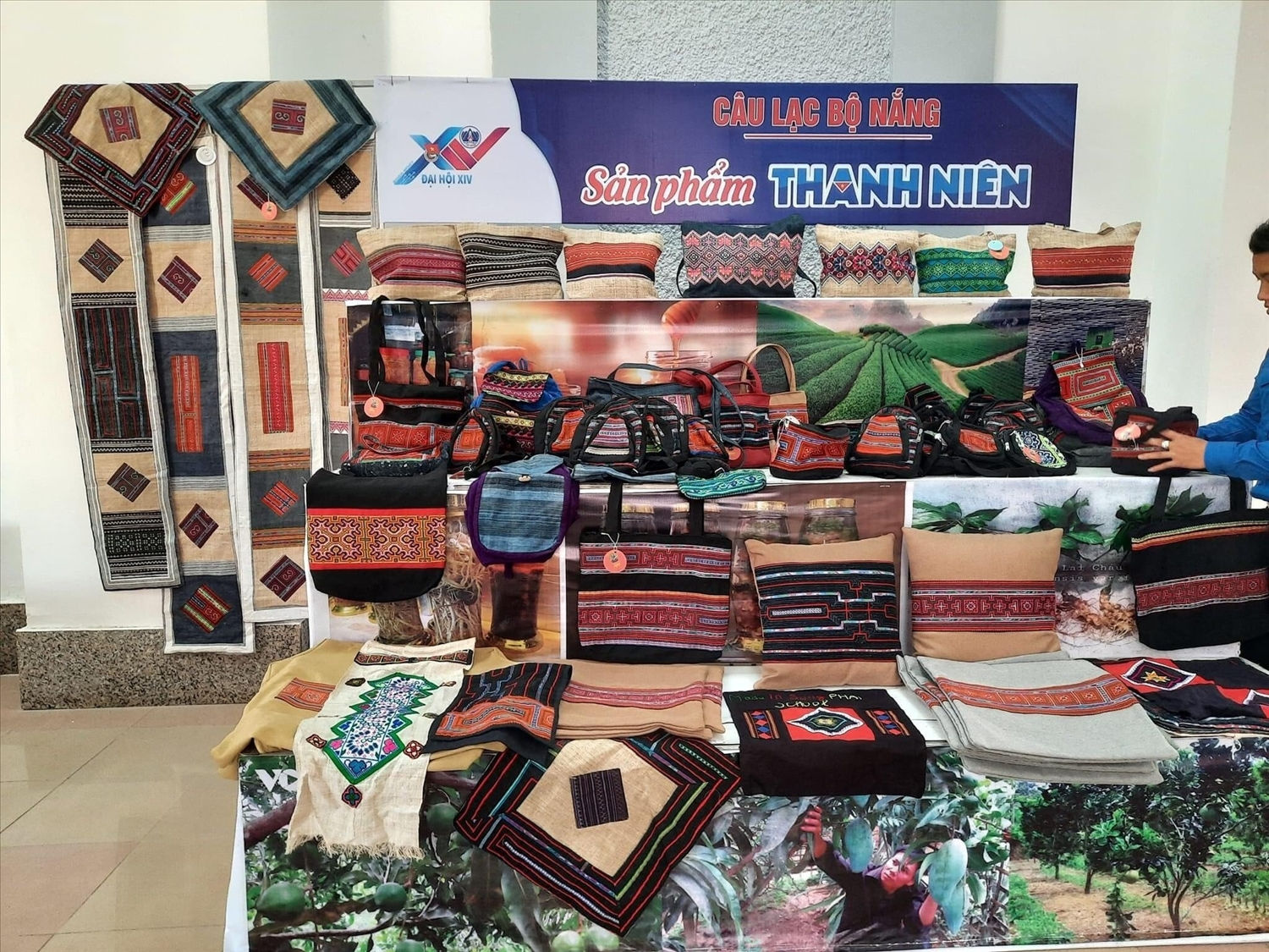 Sản phẩm của CLB Thêu tay trường THCS Sùng Phài tại Gian hàng trưng bày sản phẩm thanh niên của Đại hội đại biểu TNCS HCM tỉnh Lai Châu Sản phẩm của CLB Thêu tay trường THCS Sùng Phài tại Gian hàng trưng bày sản phẩm thanh niên của Đại hội đại biểu TNCS HCM tỉnh Lai Châu