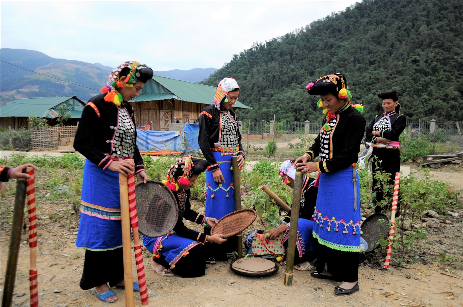 Về nơi ở mới, điệu kiện sống của bà con dân tộc Si La tốt hơn nơi ở cũ khi xưa. Bây giờ nhà cửa khang trang hơn, có điện, đường, trường, trạm được Nhà nước đầu tư đồng bộ.