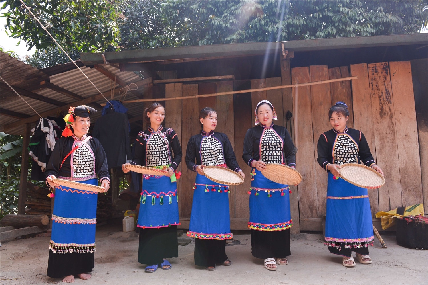 Đồ dùng trong lao động sản xuất cũng chính là đạo cụ để diễn xướng khi bản, xã có lễ hội.