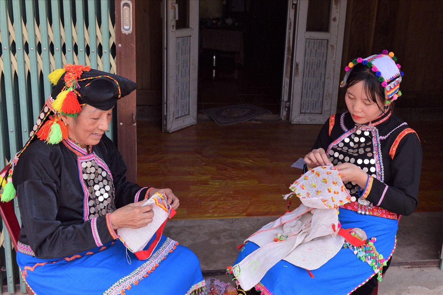 Phụ nữ Si La nổi tiếng là giỏi thêu thùa may vá…