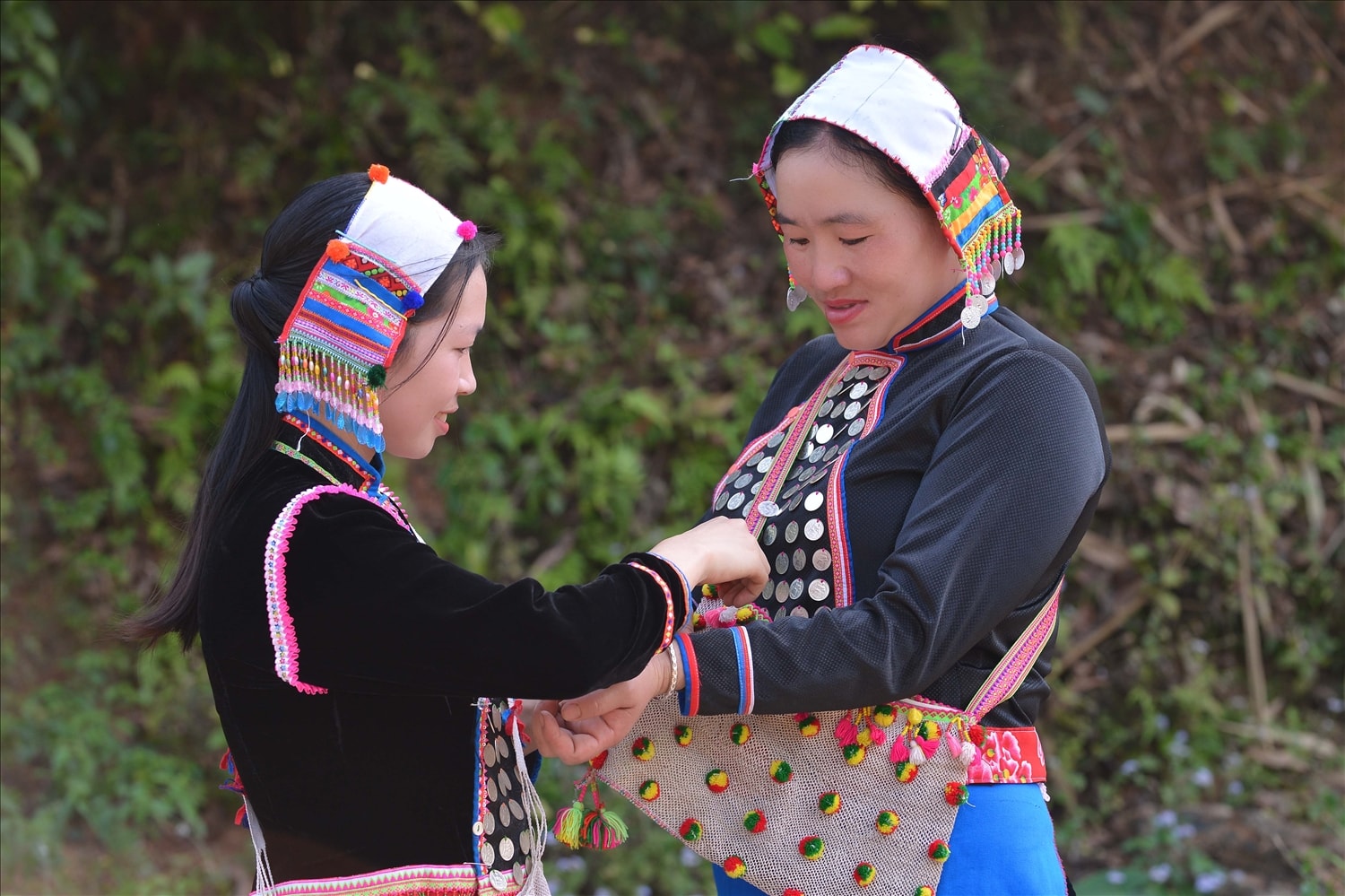 Màu đen và lam là gam chủ đạo trong y phục truyền thống của đồng bào Si La.