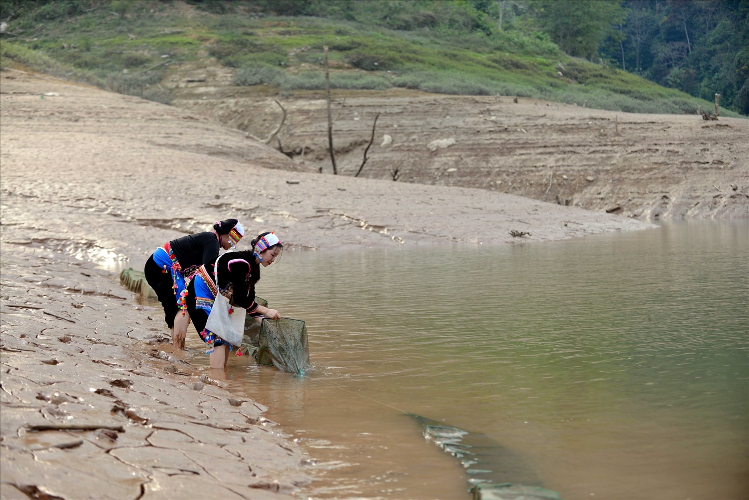 Không chỉ có đàn ông, mà phụ nữ Si La cũng giỏi giang trong việc “kiếm mồi” cho gia đình.