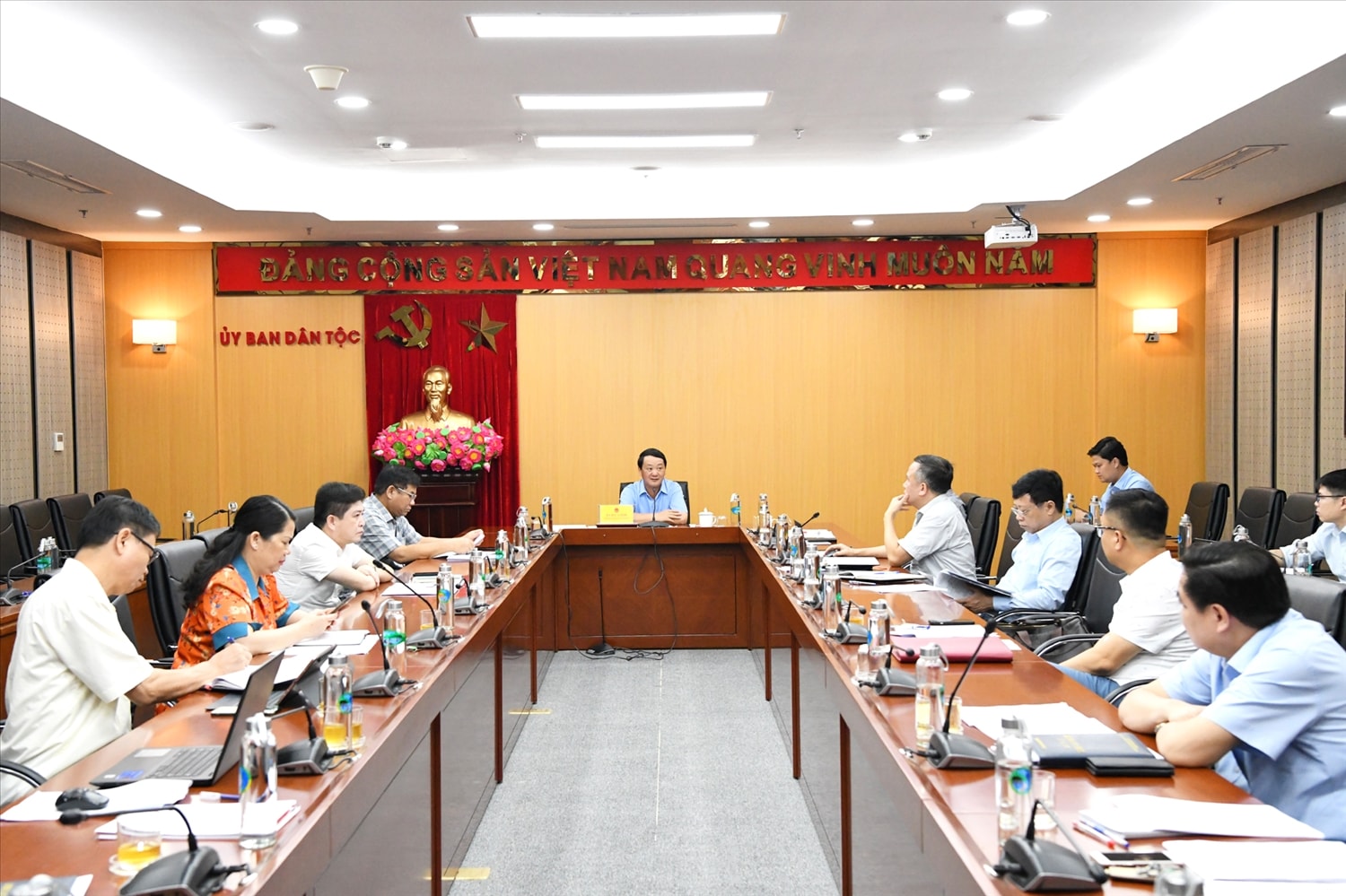 Quang cảnh cuộc họp
