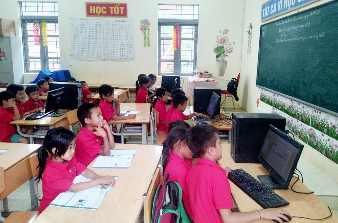 Nhiều trường học vùng cao còn thiếu thốn trang thiết bị dạy học. (Trong ảnh:  Giờ học tin học của học sinh Trường Trường PTDT Bán trú Tiểu học Chung Chải số 2 , xã Chung Chải huyện Mường Nhé tỉnh Điện Biên)