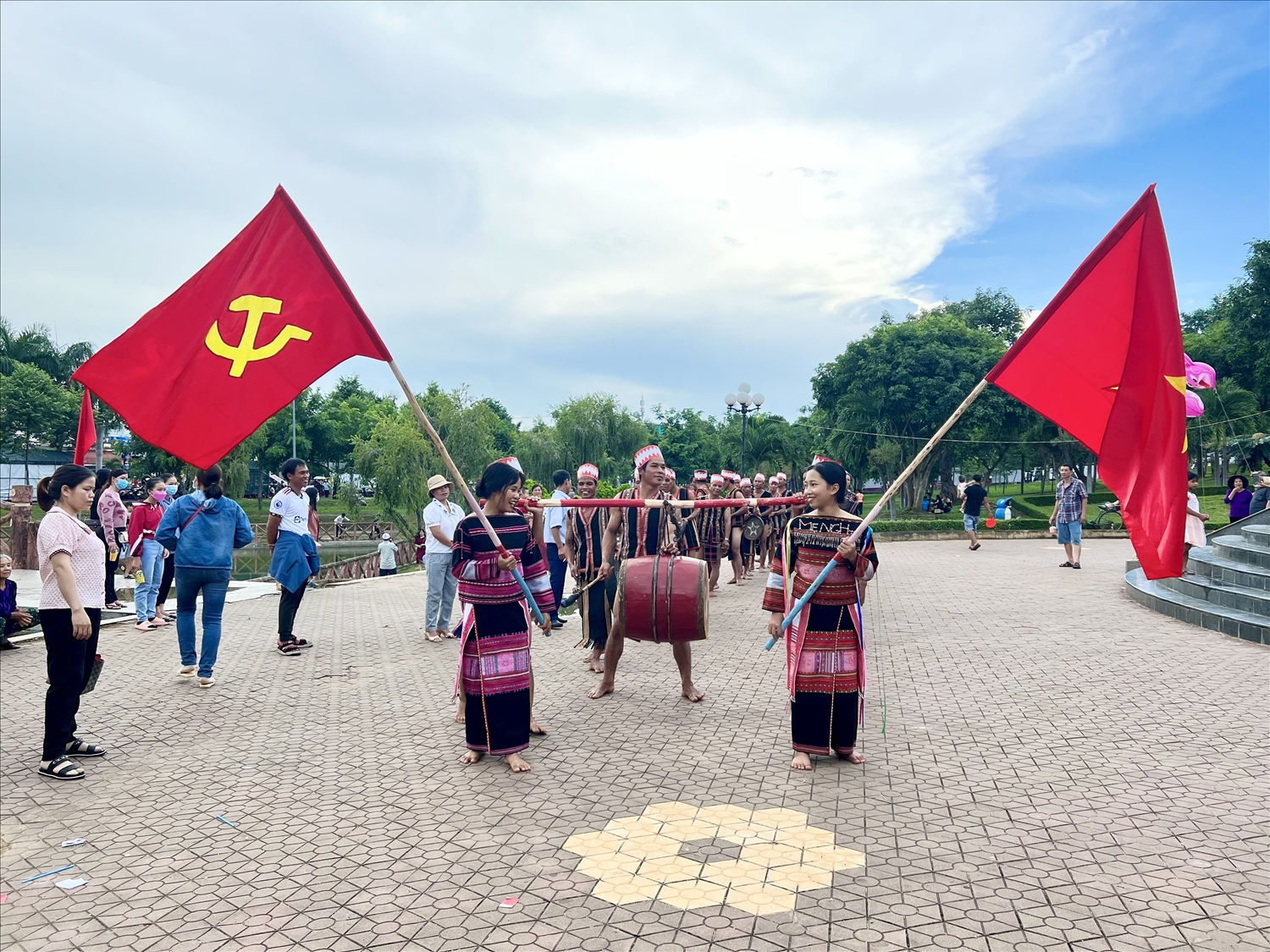 Các nghệ nhân Ba Na trình diễn cồng chiêng tại Ngày hội du lịch huyện Kbang năm 2022 Các nghệ nhân Ba Na trình diễn cồng chiêng tại Ngày hội du lịch huyện Kbang năm 2022