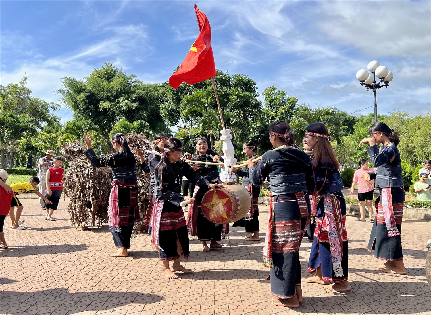 Đội cồng chiêng nữ Ba Na trình diễn cồng chiêng rộn ràng Đội cồng chiêng nữ Ba Na trình diễn cồng chiêng rộn ràng