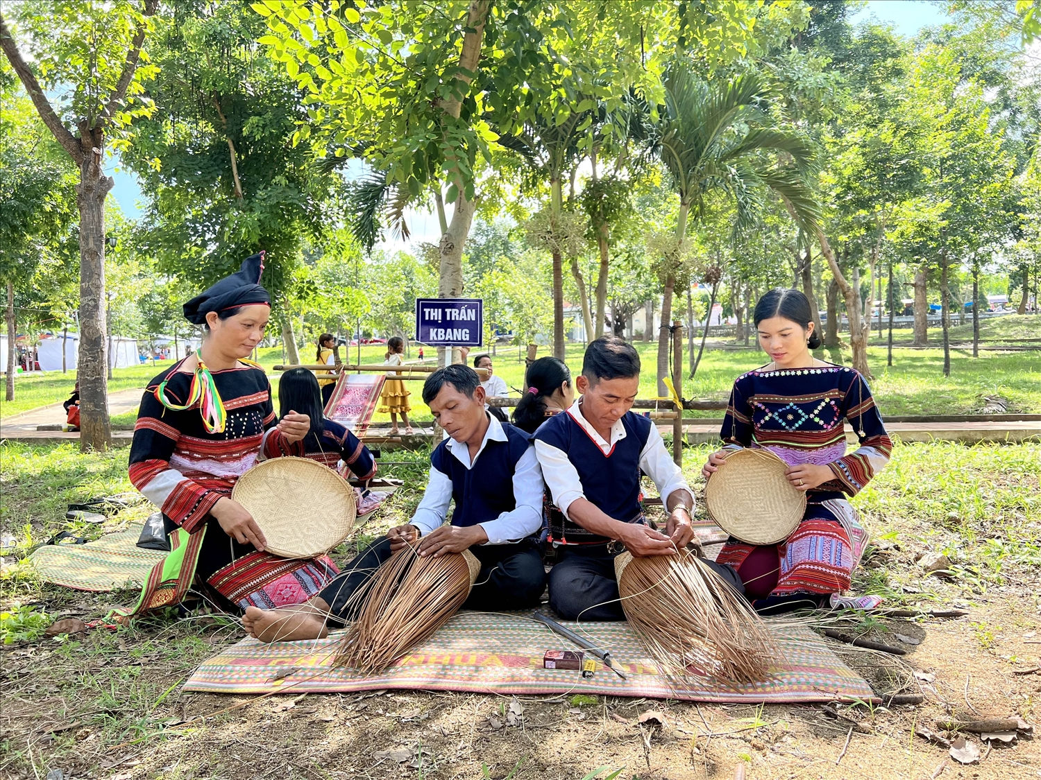Đồng bào Ba Na cùng nhau gìn giữ nghề đan lát truyền thống Đồng bào Ba Na cùng nhau gìn giữ nghề đan lát truyền thống