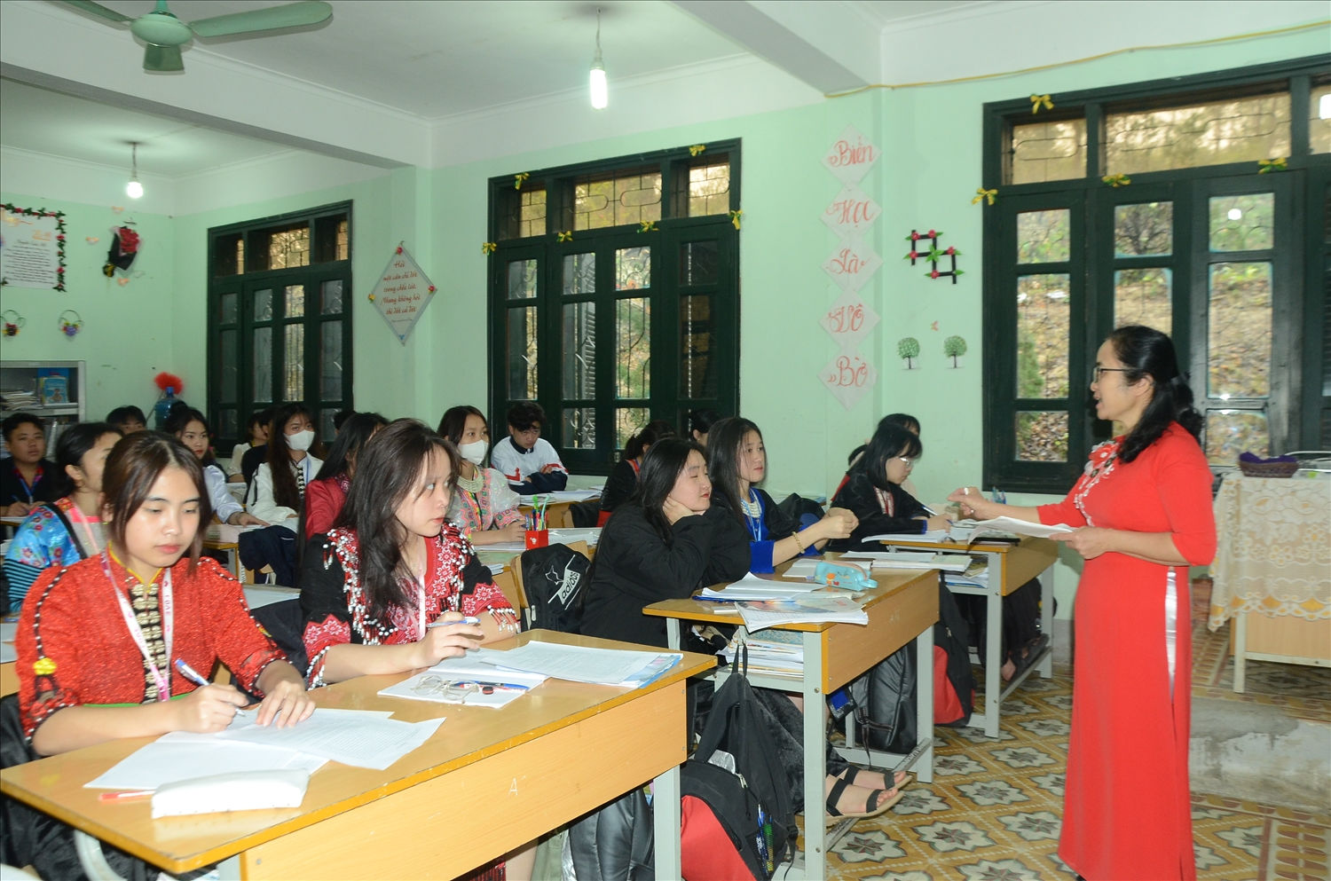 Cô và trò lớp 12, Trường PTDTNT tỉnh Điện Biên trong giờ ôn tập