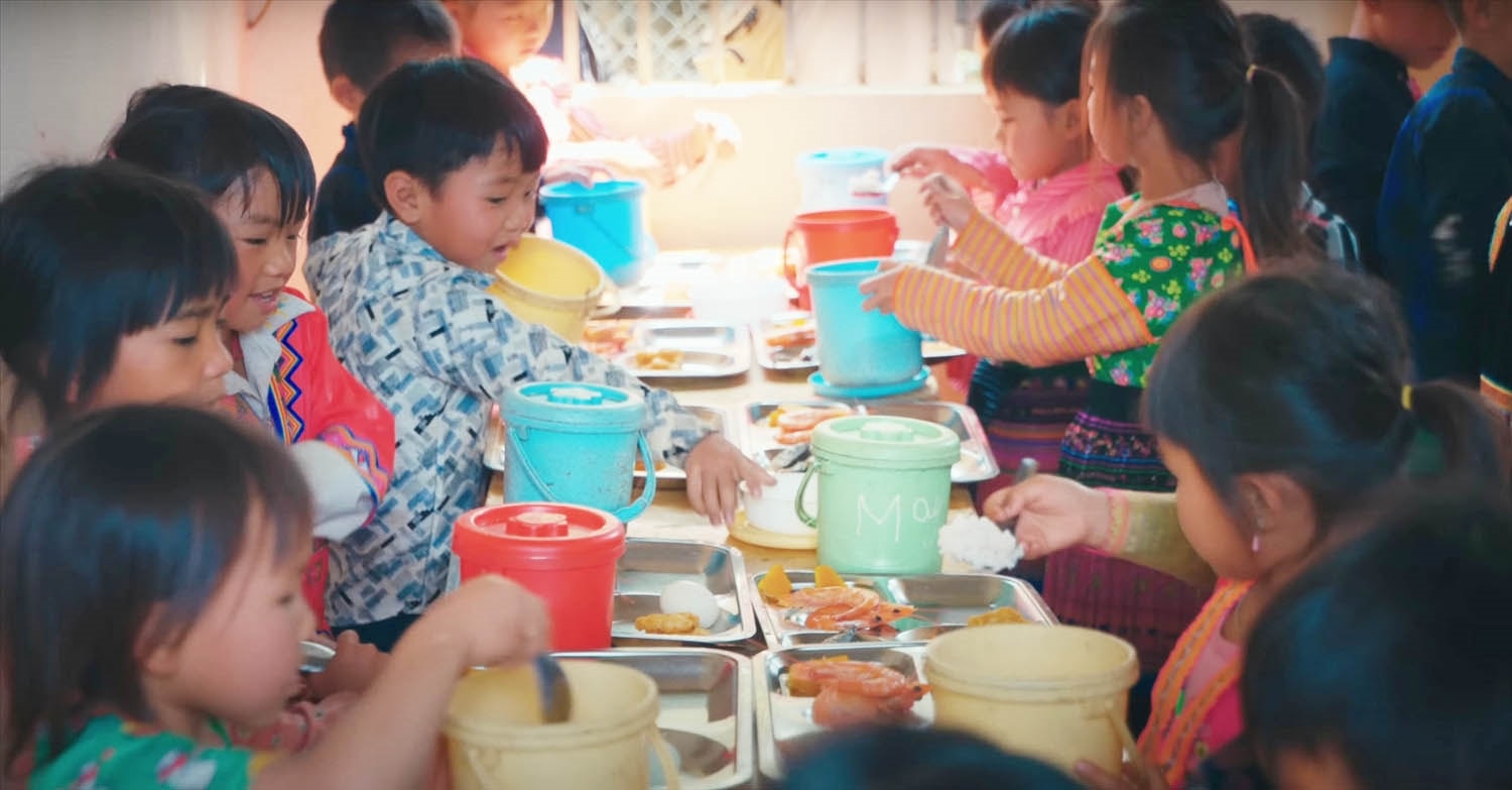 Những bữa ăn dành cho các em từ dự án “Nuôi em”