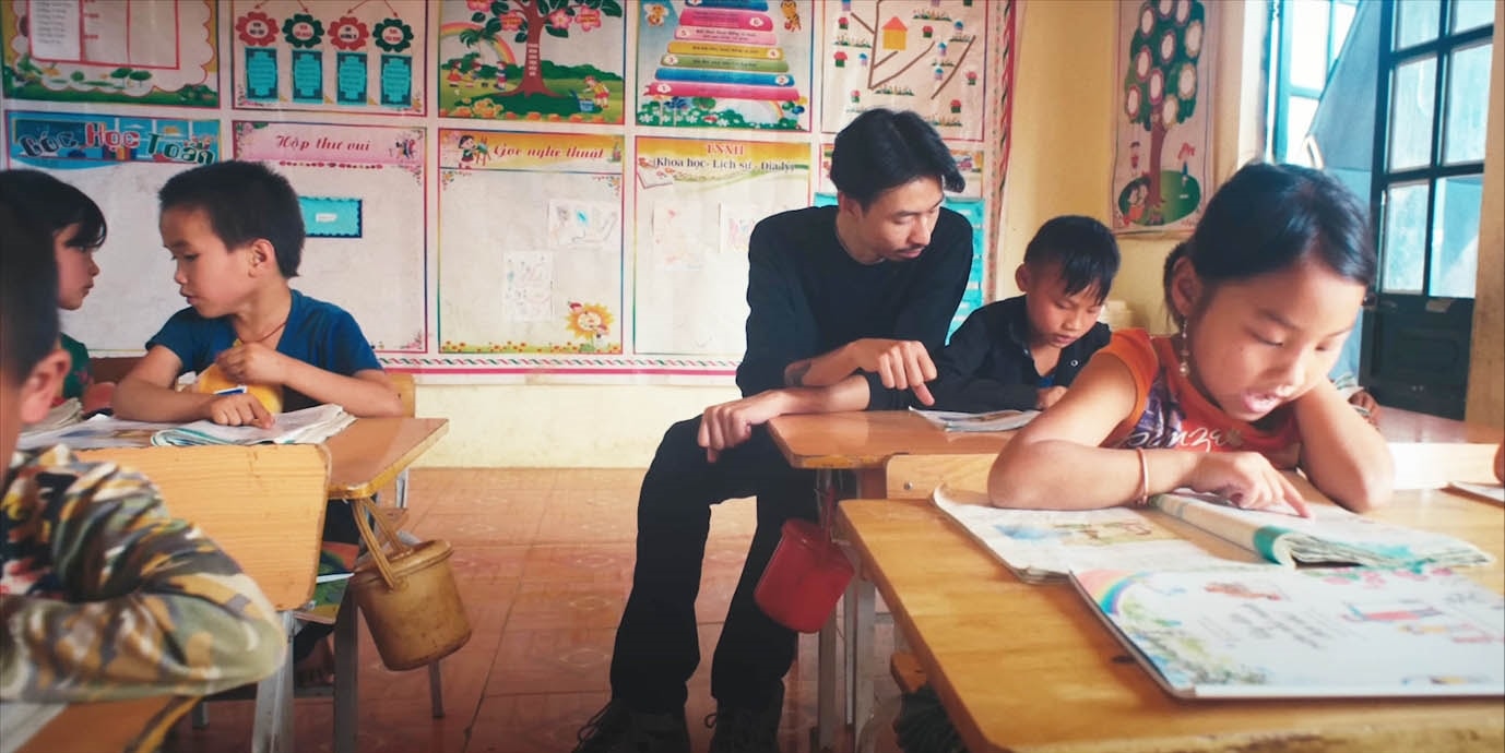Đen Vâu chia sẻ rằng, những việc anh đang làm đã có rất nhiều người đã, đang và sẽ làm. Thông qua MV, anh chỉ muốn góp phần nhỏ công sức của mình và mong rằng sẽ lan tỏa được sự yêu thương, lòng nhân ái đến với cộng động