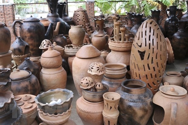 Các sản phẩm gốm Chăm Bàu Trúc đa dạng về mẫu mã và chủng loại. (Ảnh: Nguyễn Thành/TTXVN) Các sản phẩm gốm Chăm Bàu Trúc đa dạng về mẫu mã và chủng loại. (Ảnh: Nguyễn Thành/TTXVN)