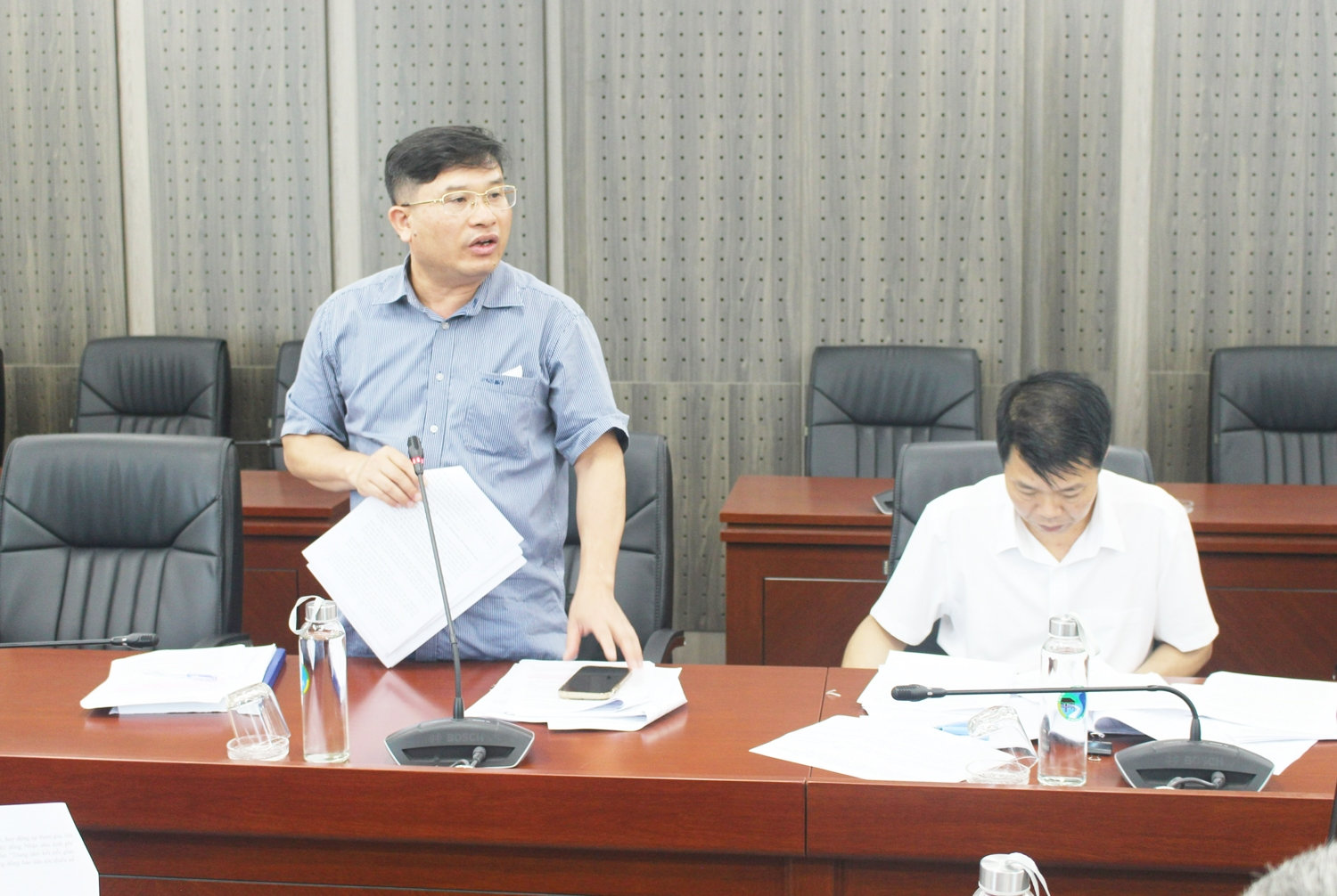 Ông Lê Như Xuyên - Phó Vụ trưởng Vụ Giáo dục Dân tộc, Bộ Giáo dục và Đào tạo biểu ý kiến tại phiên họp