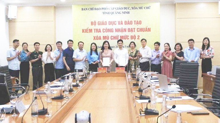 Đoàn kiểm tra Bộ GD&ĐT ký biên bản kiểm tra công nhận tỉnh Quảng Ninh đạt chuẩn xóa mù chữ mức độ 2