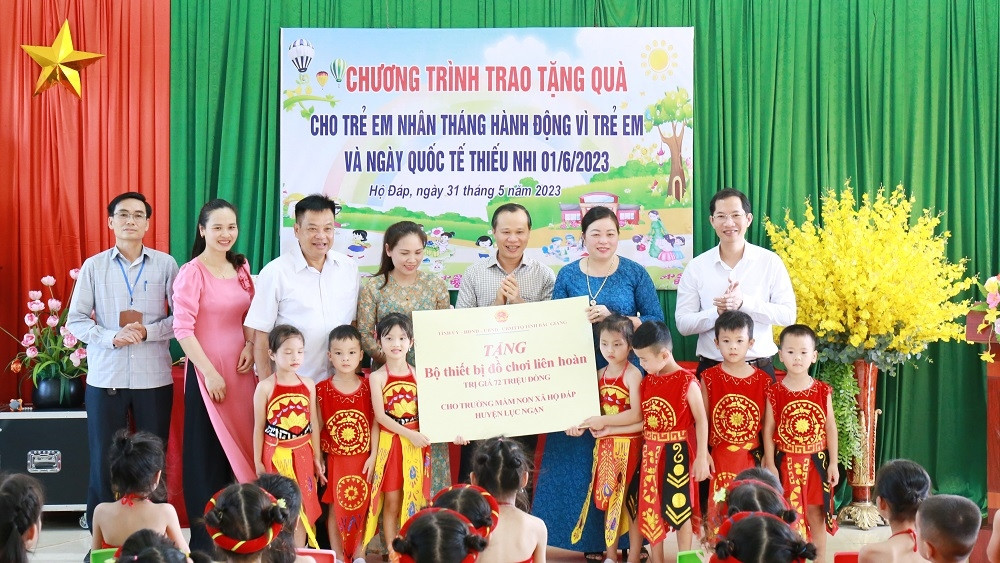 Phó Chủ tịch Thường trực UBND tỉnh Bắc Giang Mai Sơn trao quà cho thiếu nhi Trường Mầm non Hộ Đáp Phó Chủ tịch Thường trực UBND tỉnh Bắc Giang Mai Sơn trao quà cho thiếu nhi Trường Mầm non Hộ Đáp