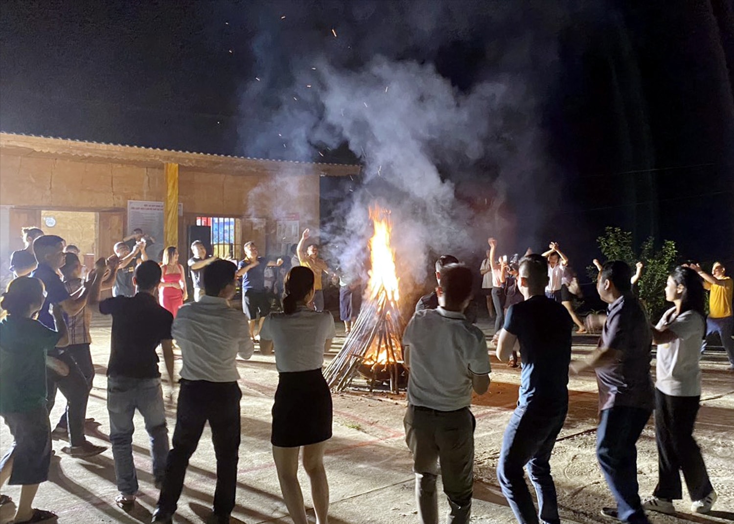 Du khách thích thú tham gia hoạt động cộng đồng tại Nặm Đăm