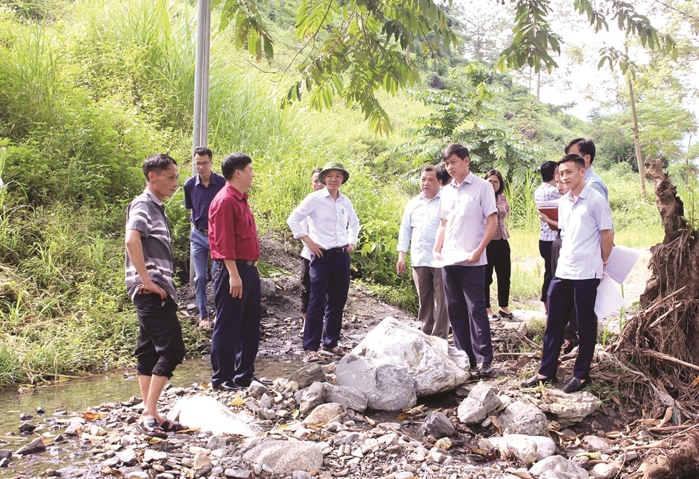 Ông Bế Văn Hùng, Trưởng Ban Dân tộc tỉnh Cao Bằng và Đoàn công tác kiểm tra công trình đường nông thôn Lũng Vài - Khau Trù - Nà Mấu, xã Mông Ân, huyện Bảo Lâm.