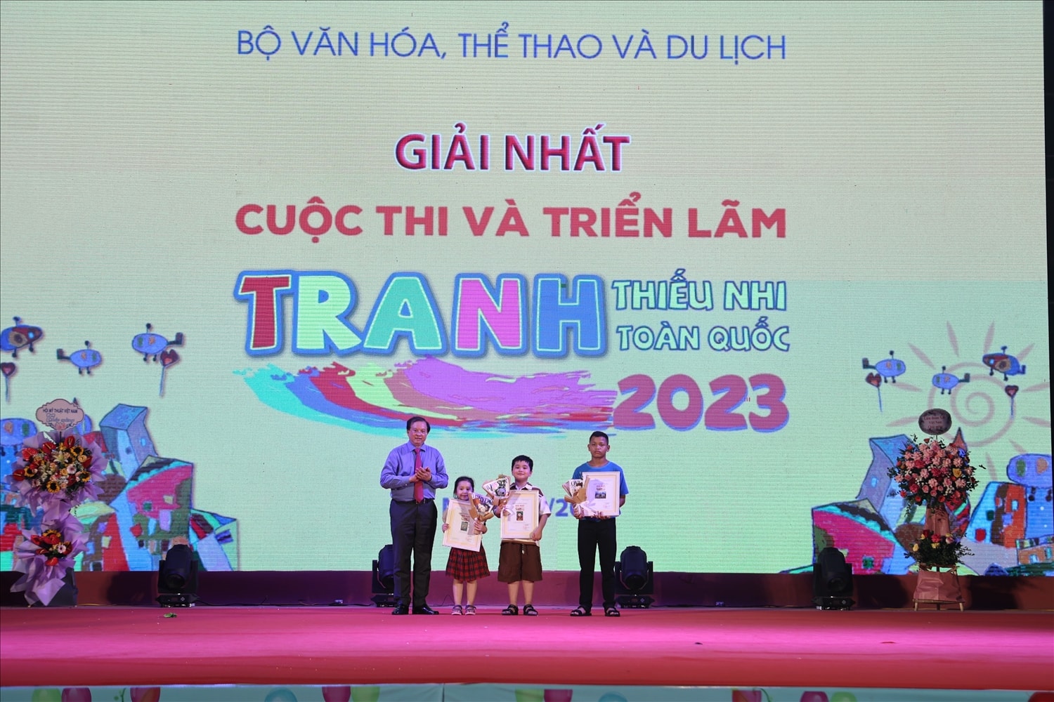 Ban tổ chức trao 3 giải Nhất cho 3 tác phẩm xuất sắc 