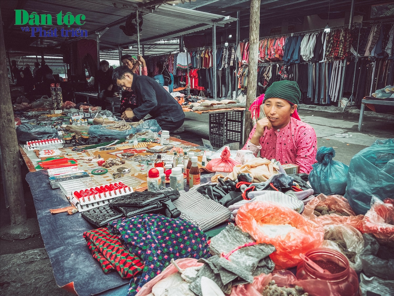 Gian hàng được bày bán với rất nhiều các đồ dùng từ khăn, túi đựng, các loại bột xay