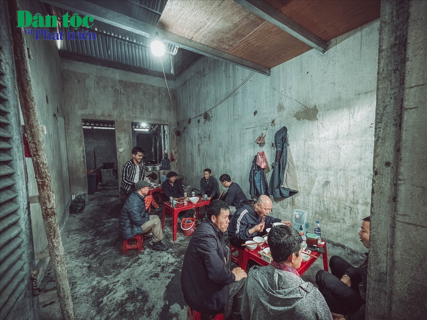 Bên cạnh các gian hàng thì ở chợ cũng có một nhà ăn nhỏ với các món ăn địa phương