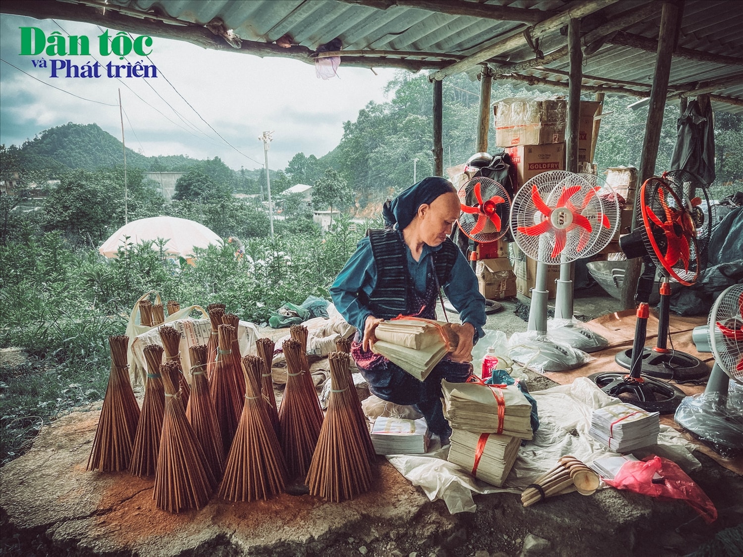 Hương đốt và giấy gió cũng được bày bán bên cạnh đó là các đồ điện cơ như quạt điện, máy bơm,...