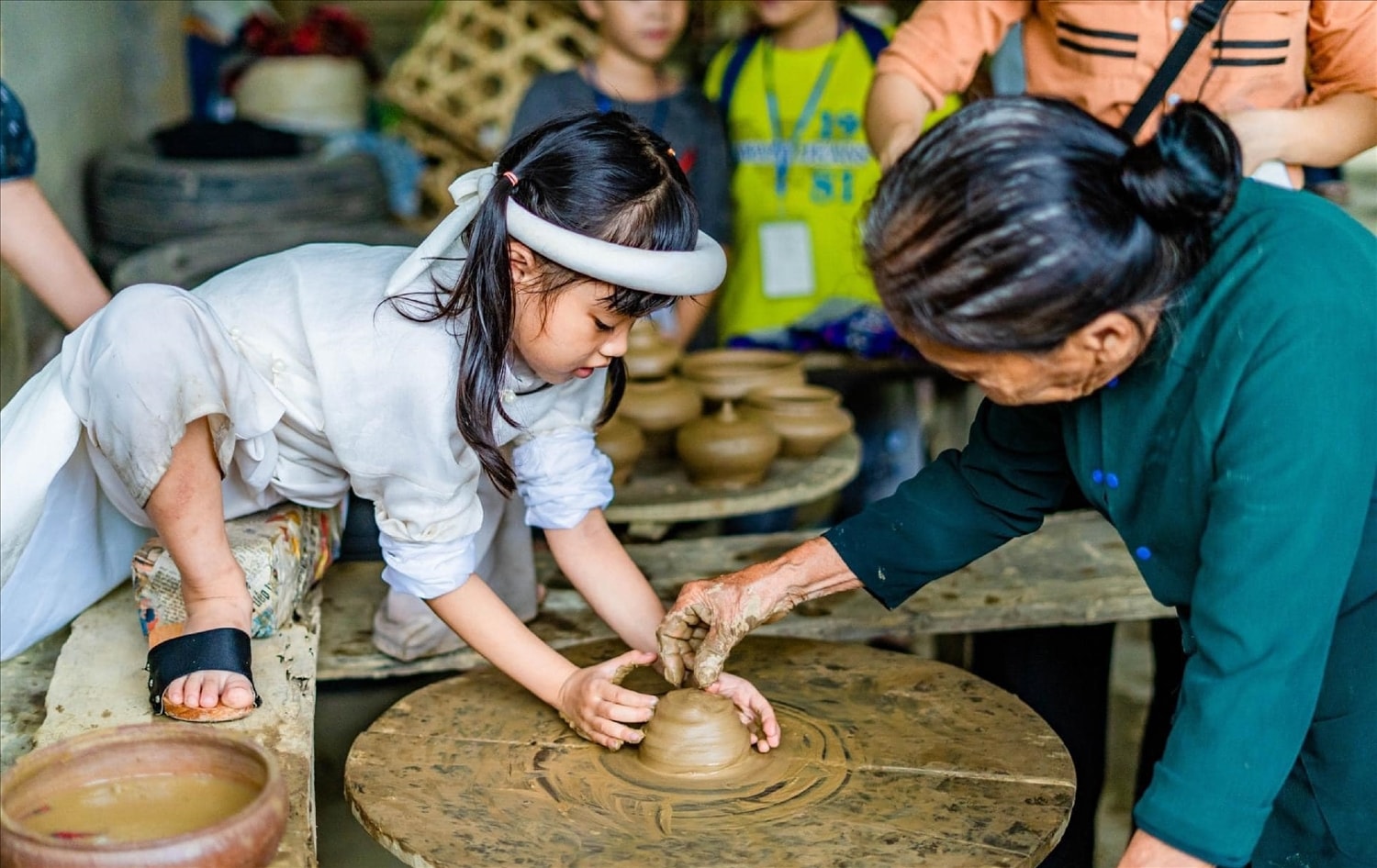 Khách du lịch nhí trải nghiệm công đoạn làm gốm cùng nghệ nhân