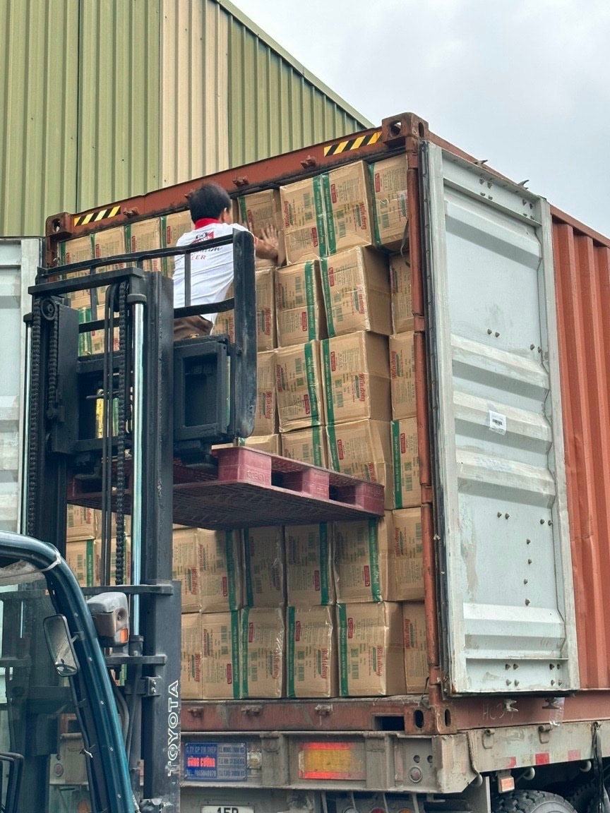 Sản phẩm miến dong của HTX Tài Hoan, xã Côn Minh, huyện Na Rì được bốc lên xe chuẩn bị xuất sang châu Âu.