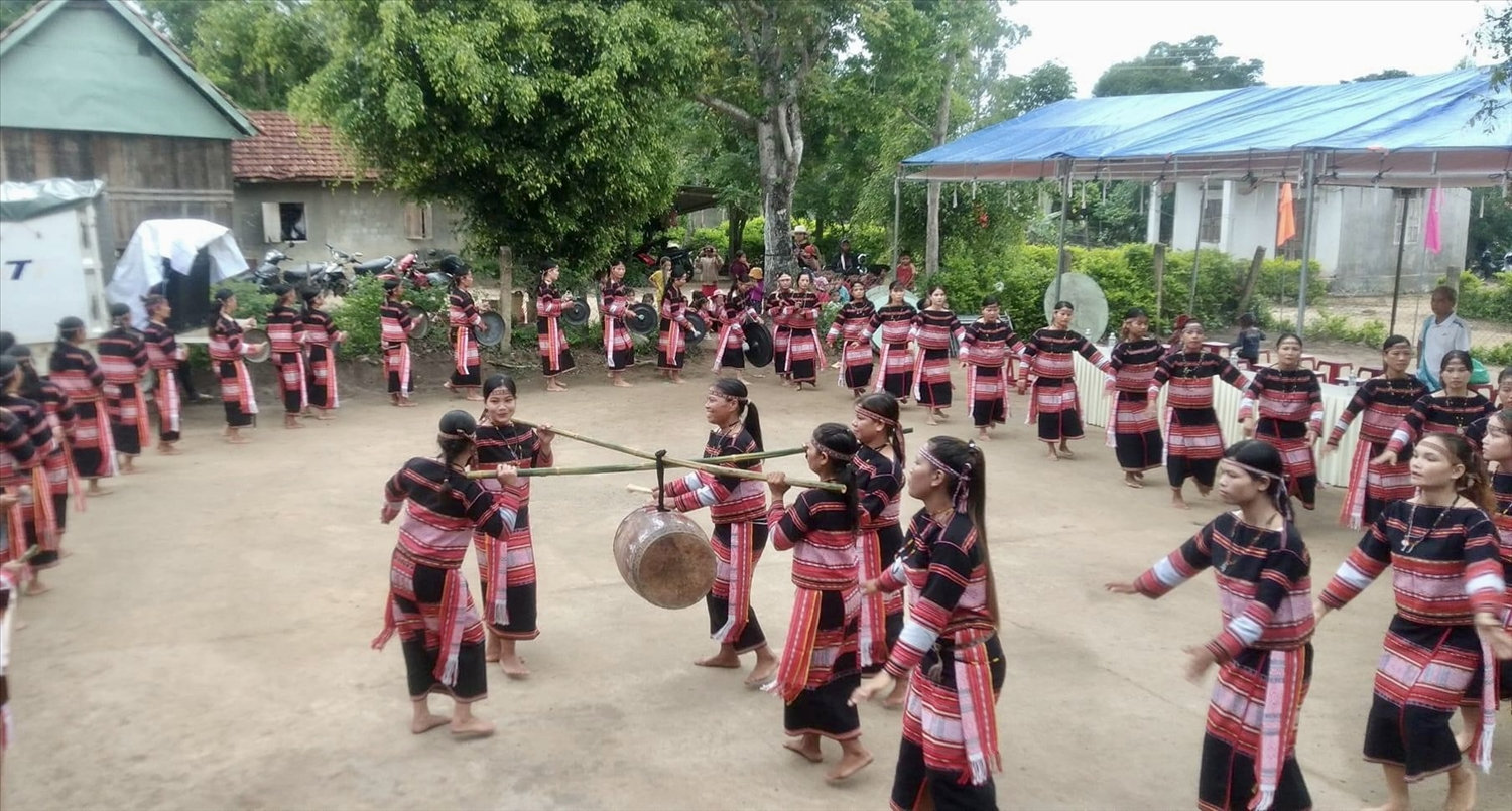 Các thành viên trong CLB Cồng chiêng nữ làng Leng trình diễn cồng chiêng rộn ràng