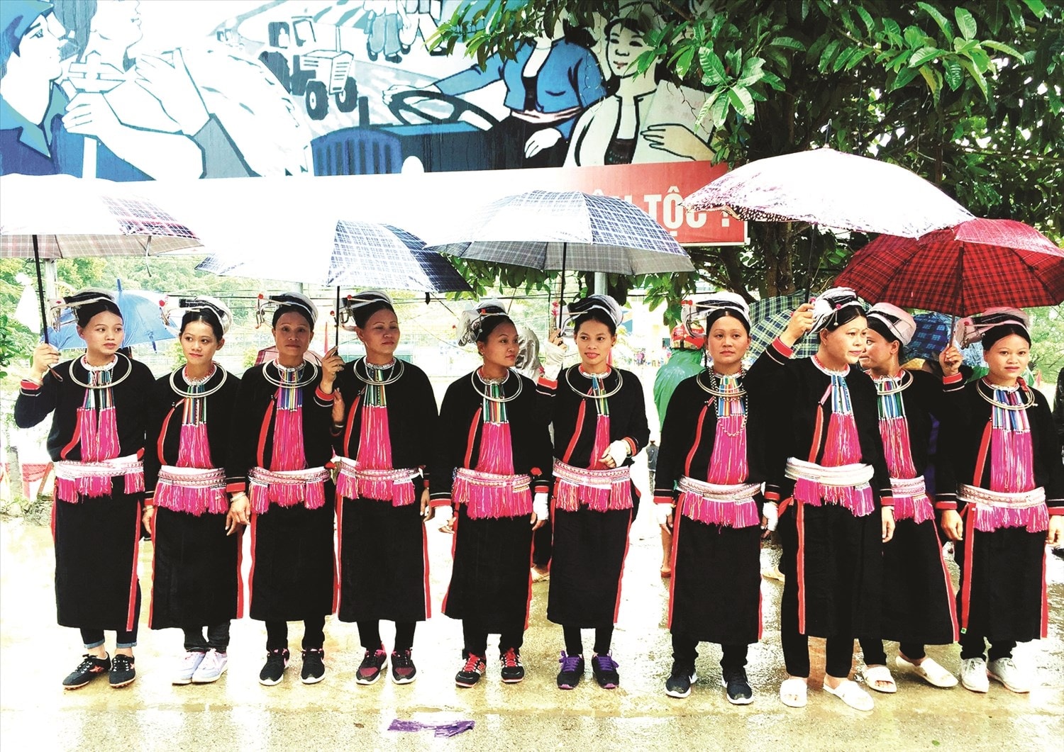 Phụ nữ người Sán Chỉ ở Bảo Lạc trong trang phục truyền thống  khi tham gia lễ hội, chợ phiên.