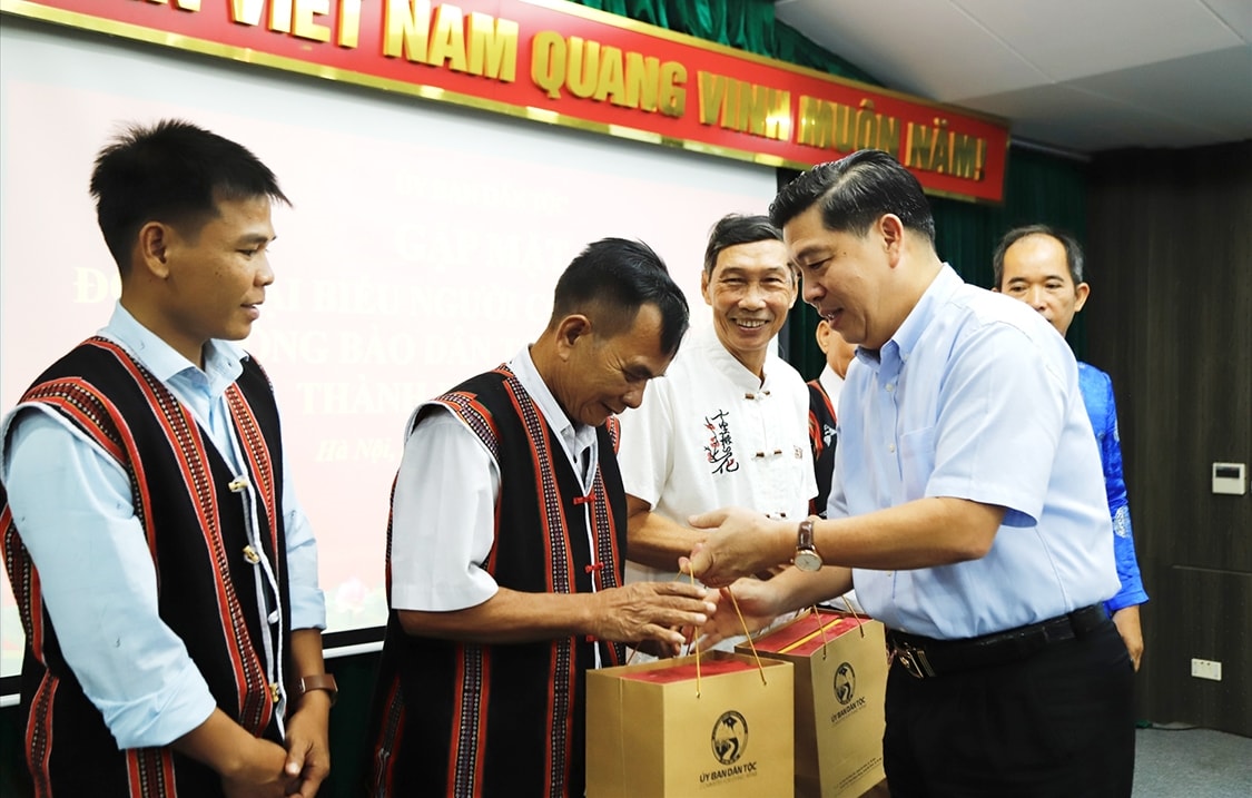 Nhân dịp này, Thứ trưởng, Phó Chủ nhiệm Lê Sơn Hải đã tặng quà của UBDT cho đại biểu Người có uy tín trong đồng bào DTTS TP. Đà Nẵng. Nhân dịp này, Thứ trưởng, Phó Chủ nhiệm Lê Sơn Hải đã tặng quà của UBDT cho đại biểu Người có uy tín trong đồng bào DTTS TP. Đà Nẵng.