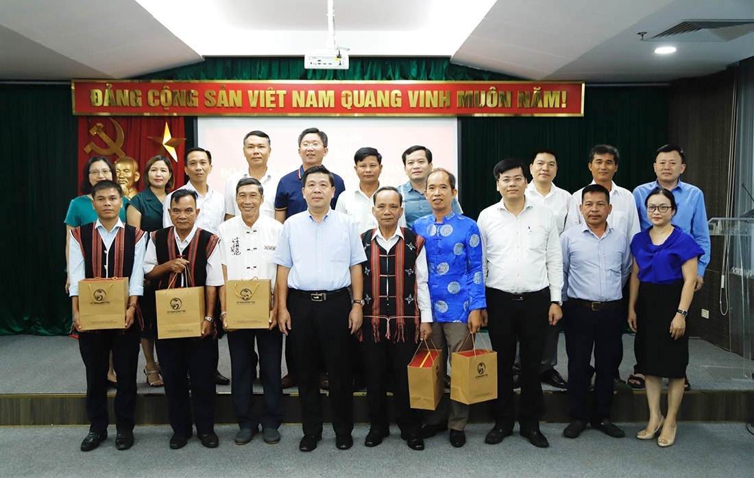 Đoàn Người có uy tín TP. Đà Nẵng chụp ảnh kỷ niệm cùng các đại biểu Đoàn Người có uy tín TP. Đà Nẵng chụp ảnh kỷ niệm cùng các đại biểu
