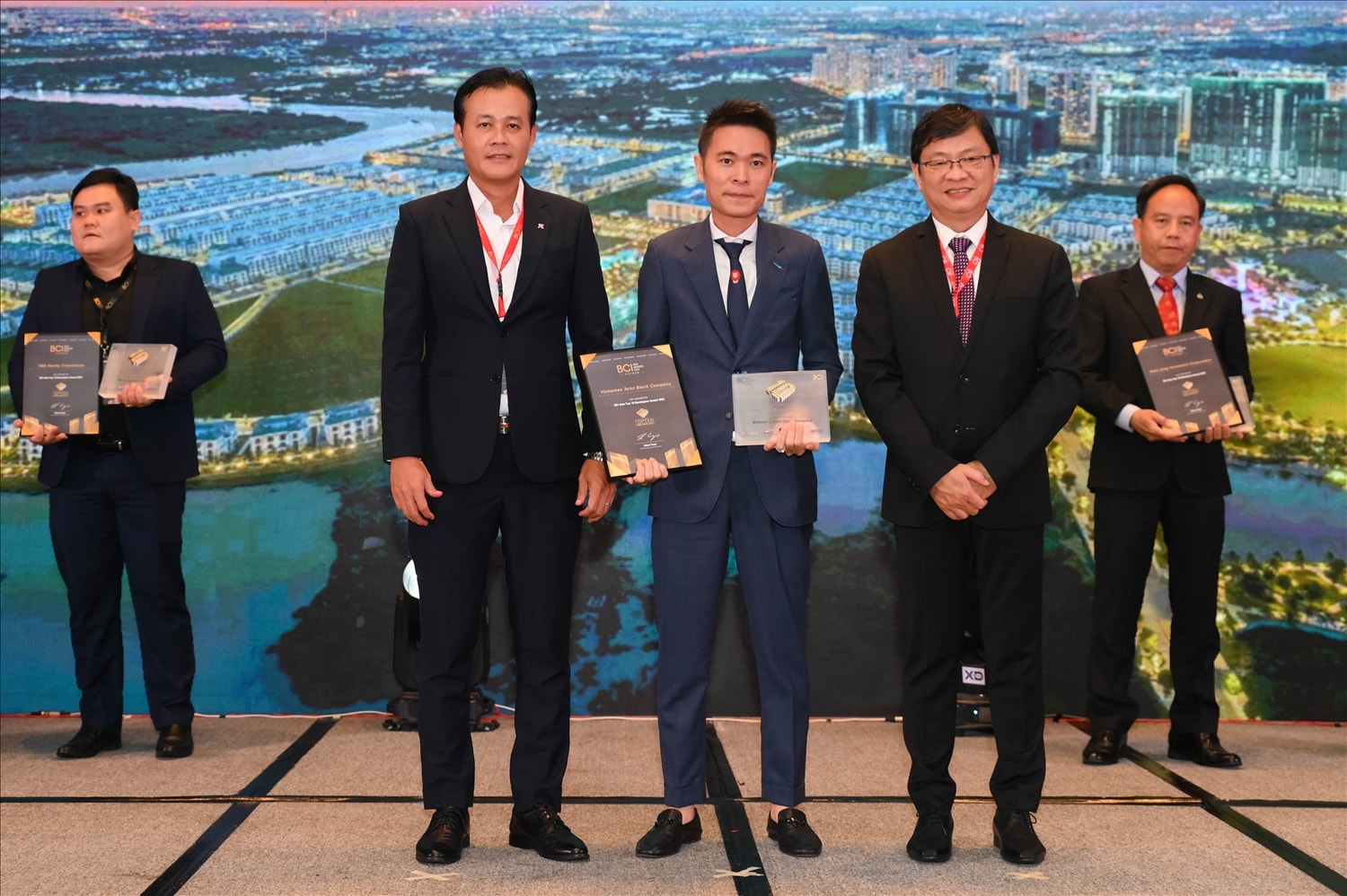 Đại diện Vinhomes nhận bằng chứng nhận tại lễ trao giải BCI Asia Awards 2023 Đại diện Vinhomes nhận bằng chứng nhận tại lễ trao giải BCI Asia Awards 2023