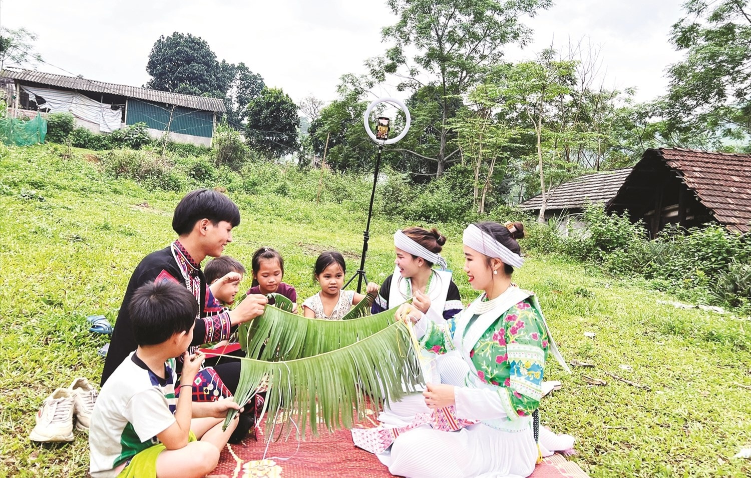 Những bài đồng dao của người Mông được Lý Phước Tịnh quay video giới thiệu đến người xem.