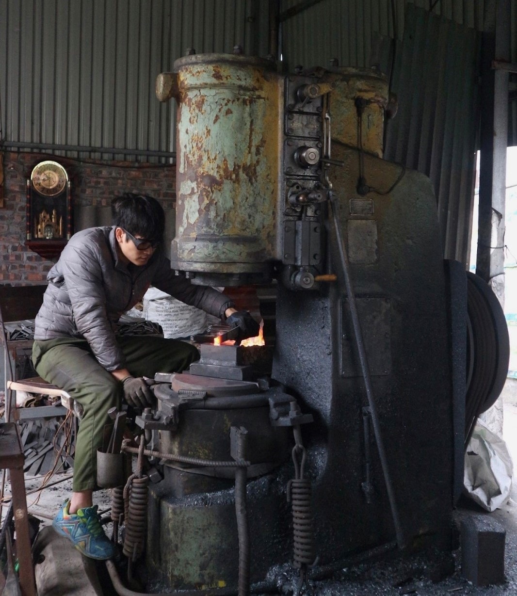 Do được hỗ trợ nguồn vốn, nhiều hộ gia đình tại làng nghề rèn Lý Nhân (huyện Vĩnh Tường) đầu tư trang thiết bị để đẩy mạnh sản xuất. Do được hỗ trợ nguồn vốn, nhiều hộ gia đình tại làng nghề rèn Lý Nhân (huyện Vĩnh Tường) đầu tư trang thiết bị để đẩy mạnh sản xuất.
