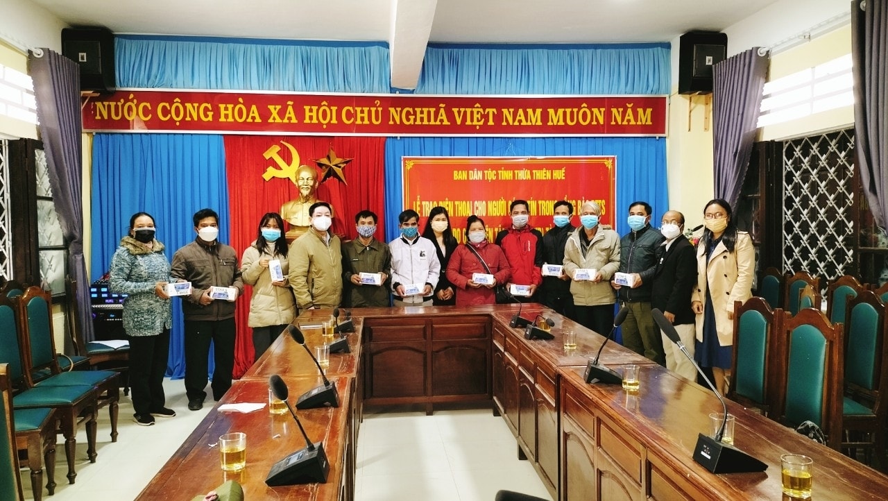 Ban Dân tộc Thừa Thiên Huế tổ chức Lễ gặp mặt, trao tặng điện thoại thông minh cho Người có uy tín.
