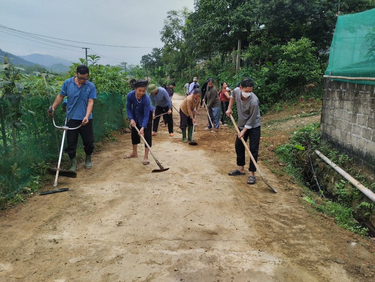 Đồng bào các DTTS ở thôn Nà Nhoi, xã Tân Mỹ  cùng chung tay xây dựng quê hương ngày càng khang trang, sạch đẹp