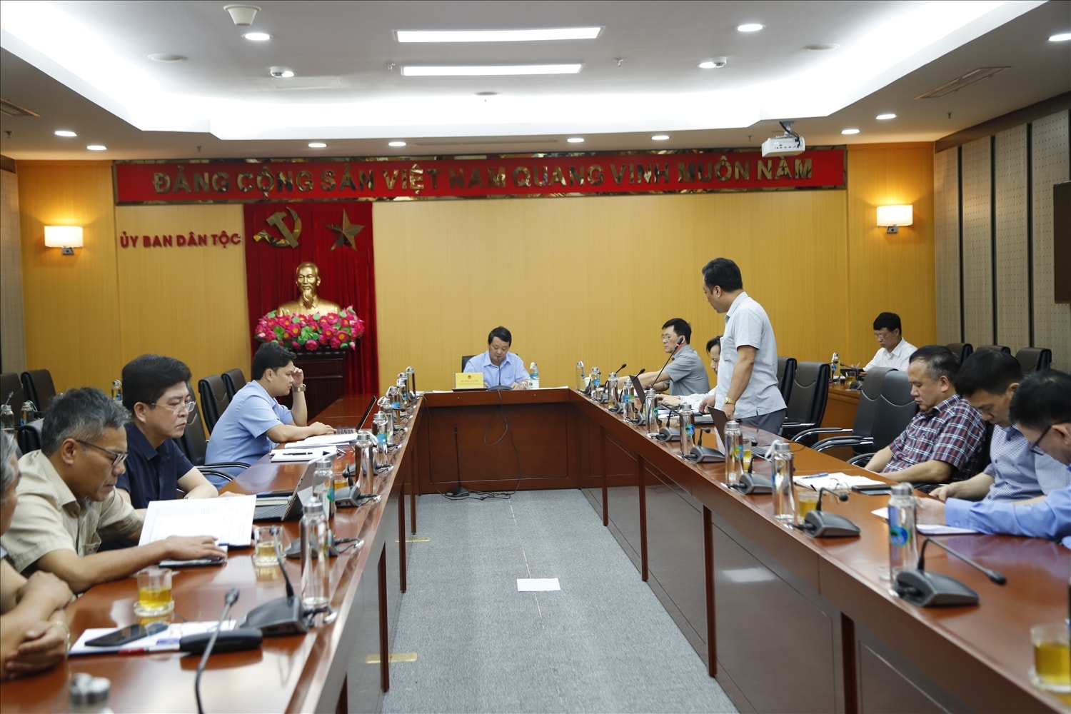 Quang cảnh cuộc họp